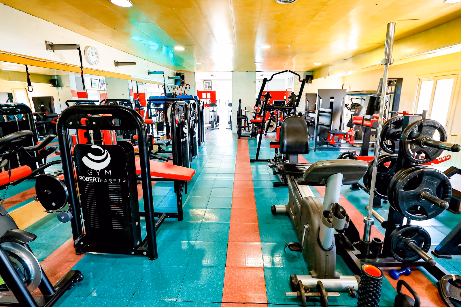 Sala de musculació del Gimnàs Robert amb peses, discos i barres
